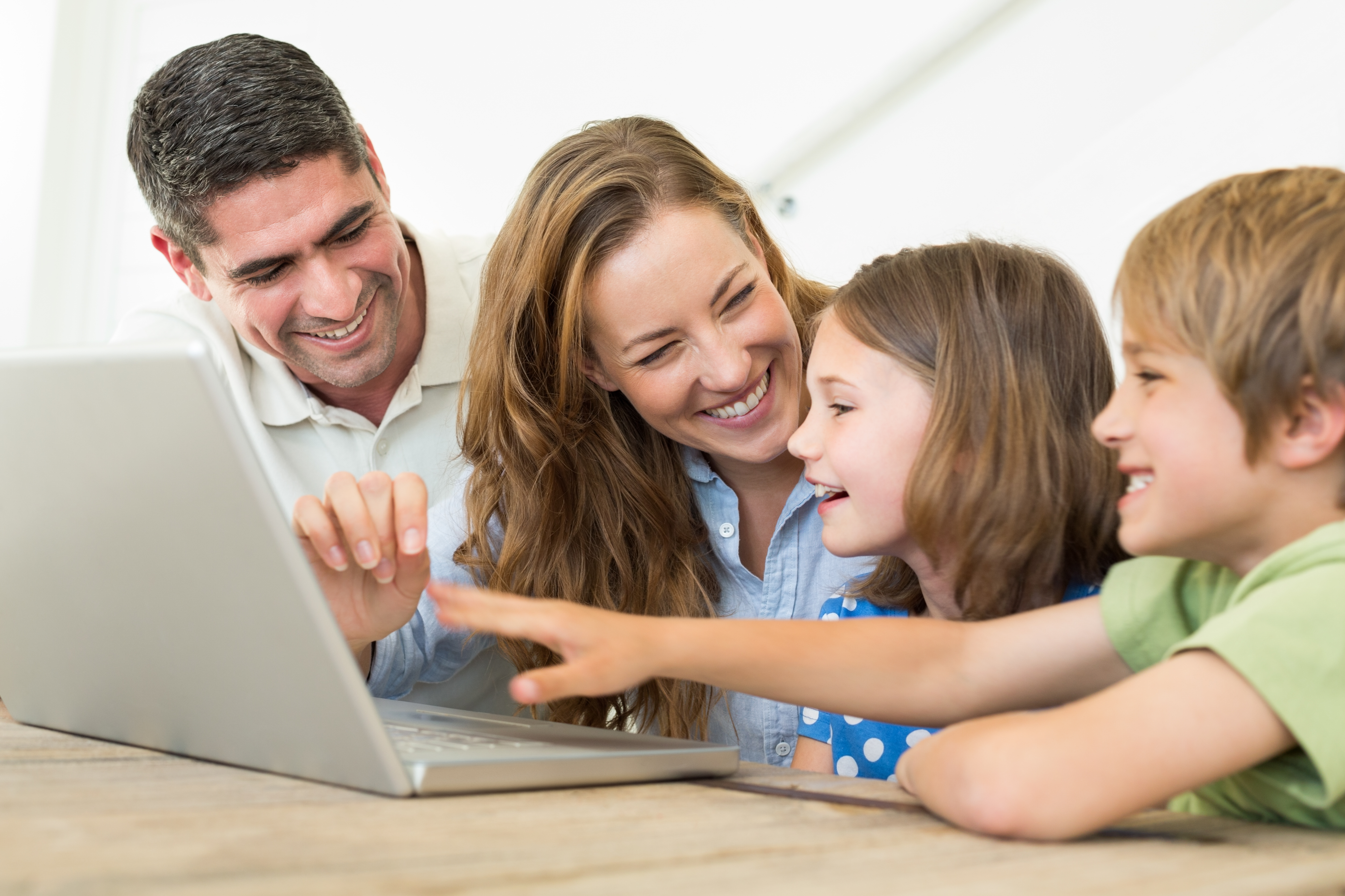 Gezin achter de laptop om de schoolfoto's te bestellen