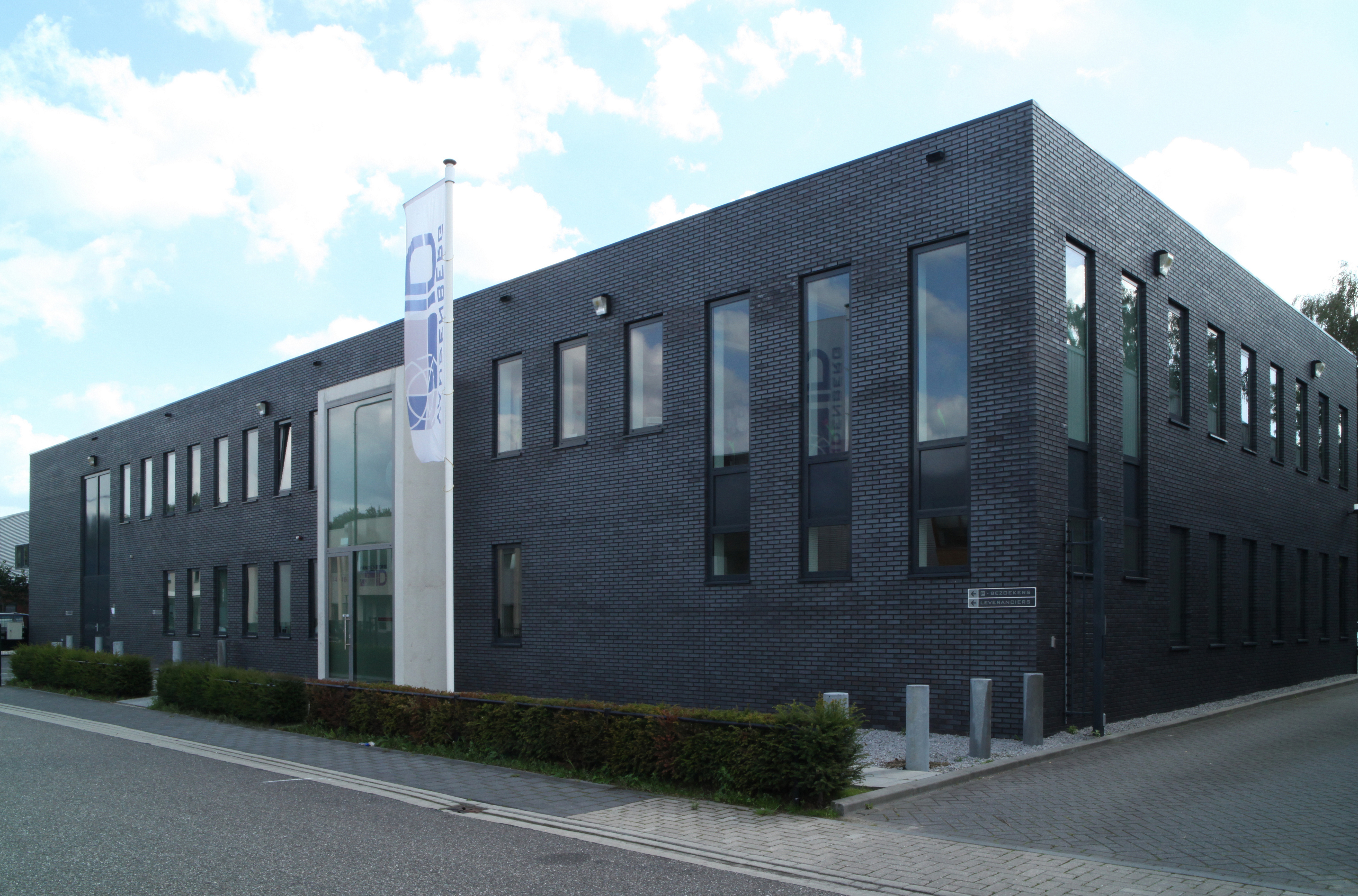 Bedrijfspand van vandenberg-id schoolfotografie 
