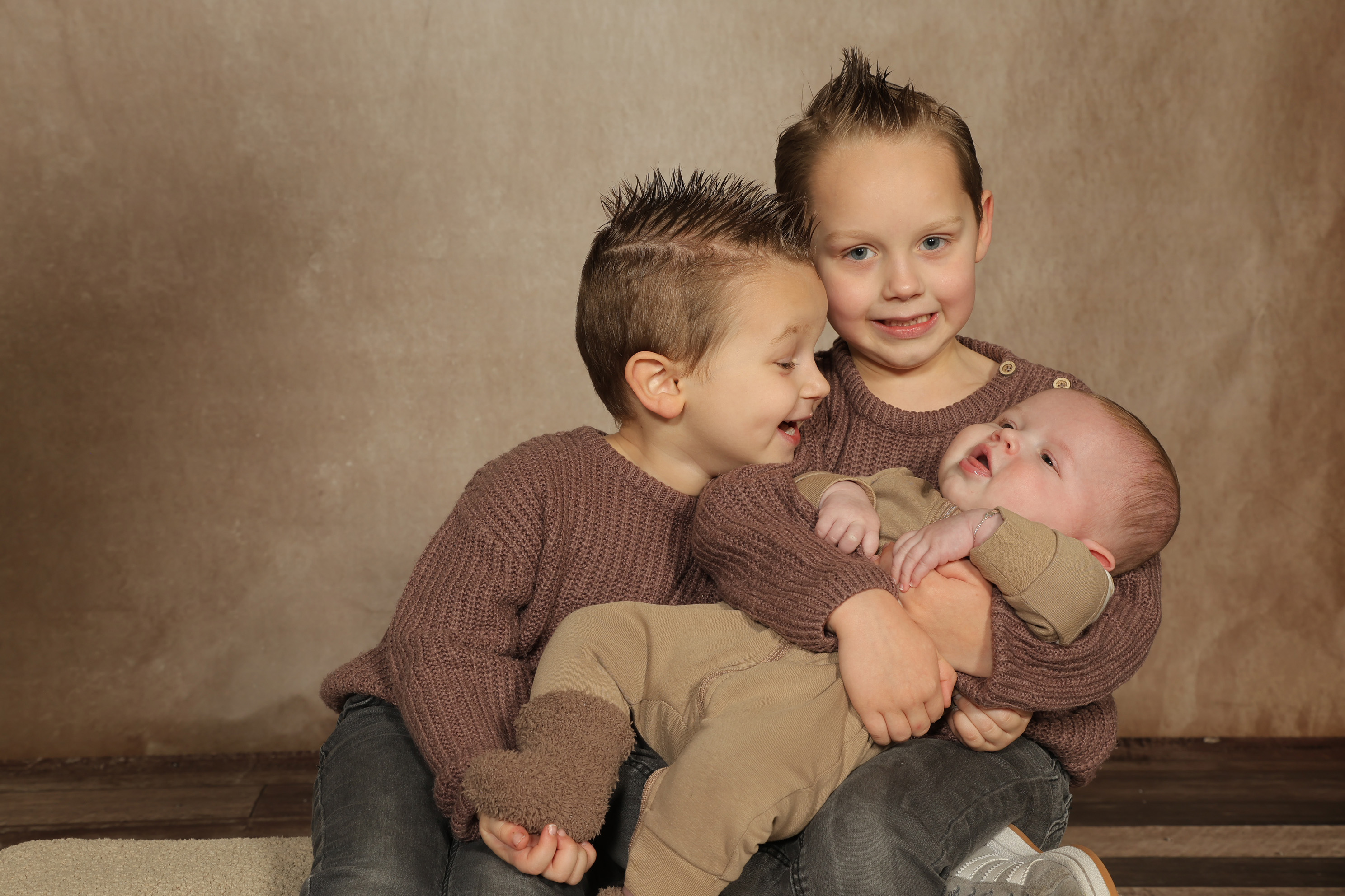gezinsfoto van 3 kinderen in de leeftijd van 6 maanden tot 5 jaar.