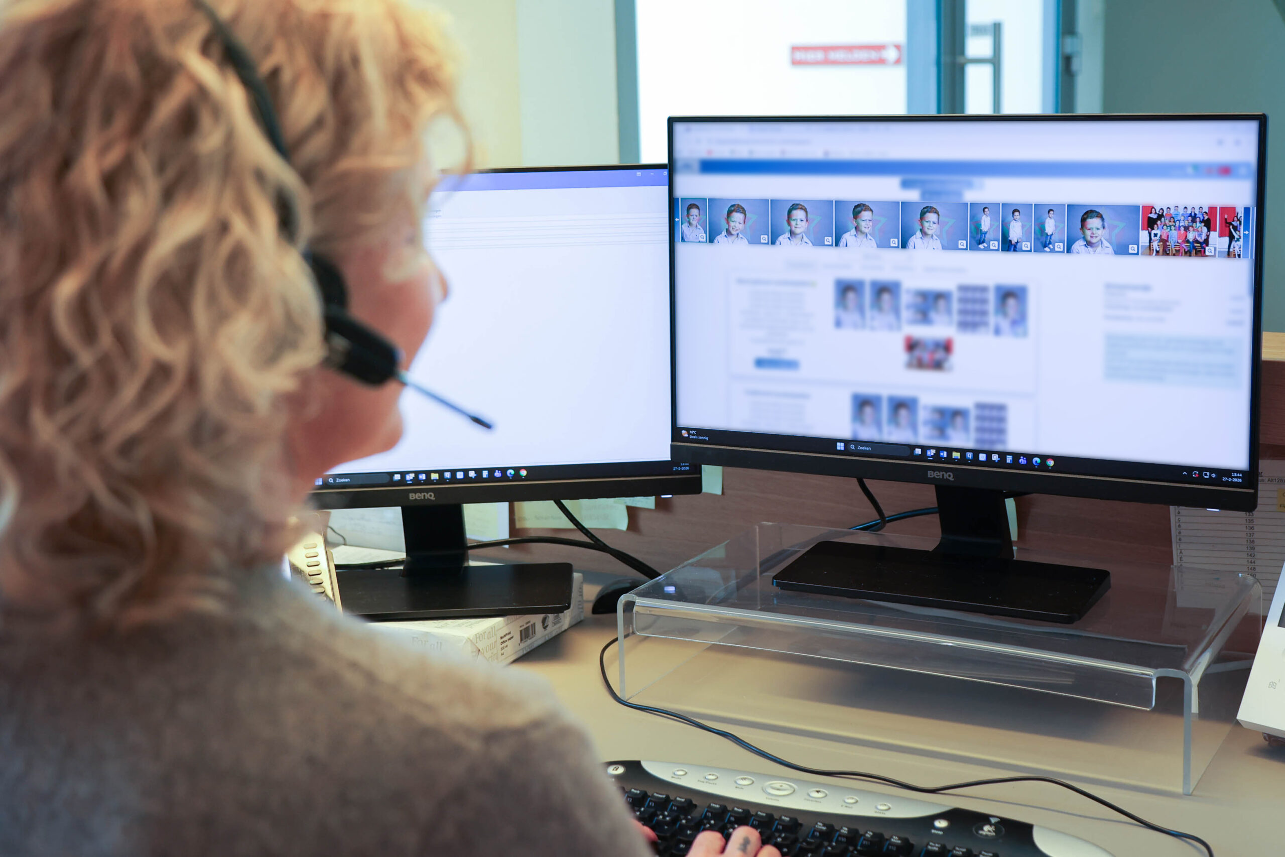 blonde dame met headset van de klantenservice